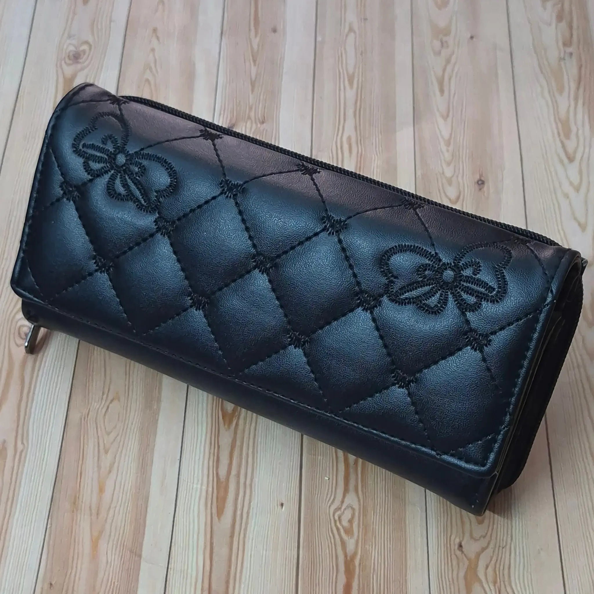 Designer Black Ladies Purse with Spacious Compartments